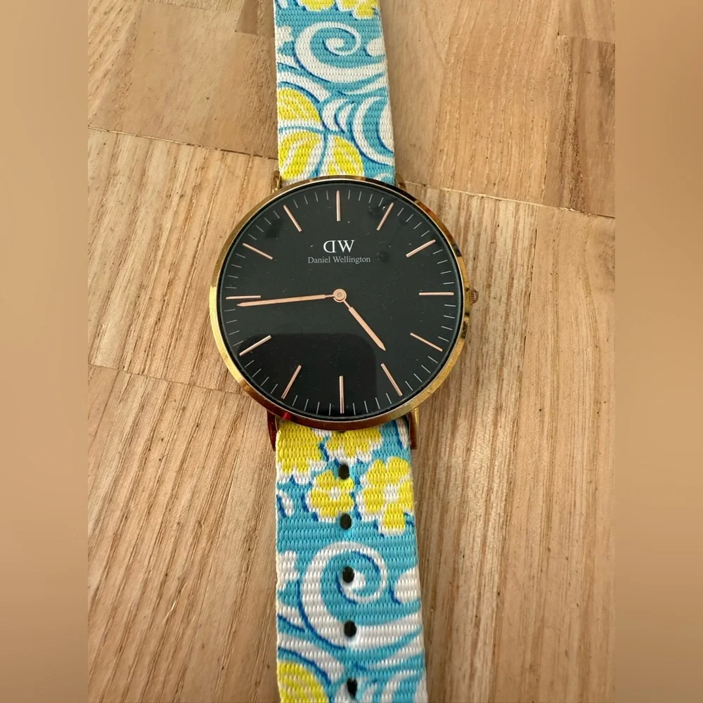 Daniel Wellington ladies black dial rose gold tone watch NEW BATTERY